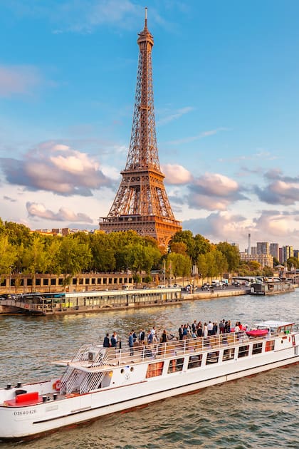 El río Sena está siendo sometido a un proceso de limpieza general para que se pueda nadar durante la prueba de aguas abiertas de París 2024