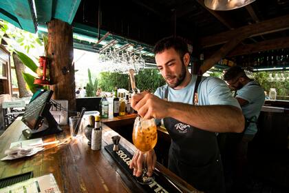 Río, bar y bistró especializado en picadas de mar y ceviches, con propuesta de coctelería