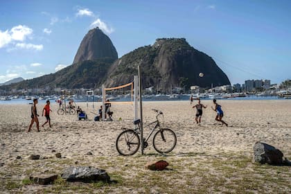 Para pocos. Los cariocas aprovechan para reapropiarse de las playas