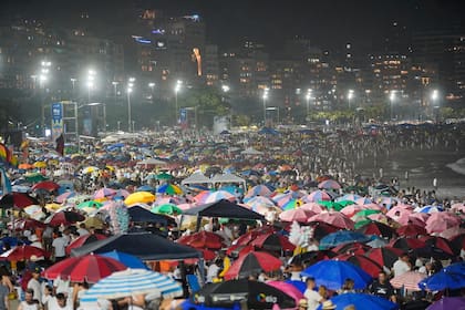 Las playas de Copacabana, atestadas de gente durante los festejos de Año Nuevo