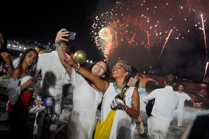 La costumbre de usar blanco en Año Nuevo se extendió al mundo y muchos señalan a Brasil como el punto de origen (Photo by Wagner Meier/Getty Images)