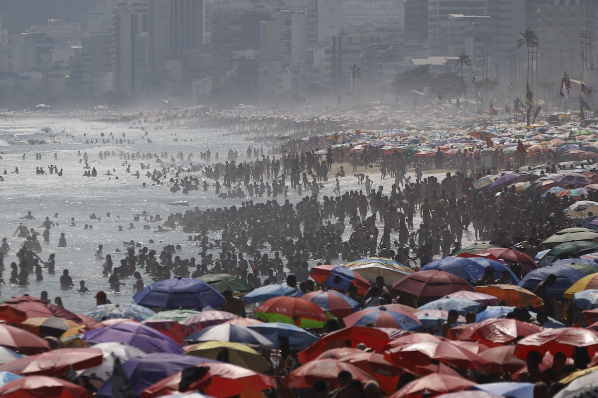 RIO DE JANEIRO, BRAZIL - NOVEMBER 15: People enjoying the beach amid a record-breaking heat wave at Ipanema beach on November 15, 2023 in Rio de Janeiro, Brazil. On the proclamation of the Republic holiday temperature spiked over 42°C (107.6 fahrenheit) as thermal sensation rose to 58.5°C (137.3 fahrenheit). (Photo by Wagner Meier/Getty Images)