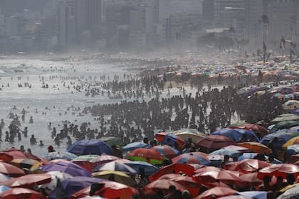 RIO DE JANEIRO, BRAZIL - NOVEMBER 15: People enjoying the beach amid a record-breaking heat wave at Ipanema beach on November 15, 2023 in Rio de Janeiro, Brazil. On the proclamation of the Republic holiday temperature spiked over 42°C (107.6 fahrenheit) as thermal sensation rose to 58.5°C (137.3 fahrenheit). (Photo by Wagner Meier/Getty Images)