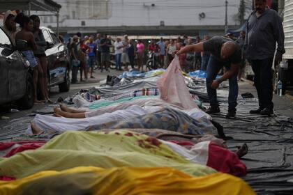 Río de Janeiro: trasladan los cuerpos tras el operativo contra Comando Vermelho y comienzan a identificarlos
(AP Photo/Silvia Izquierdo)
