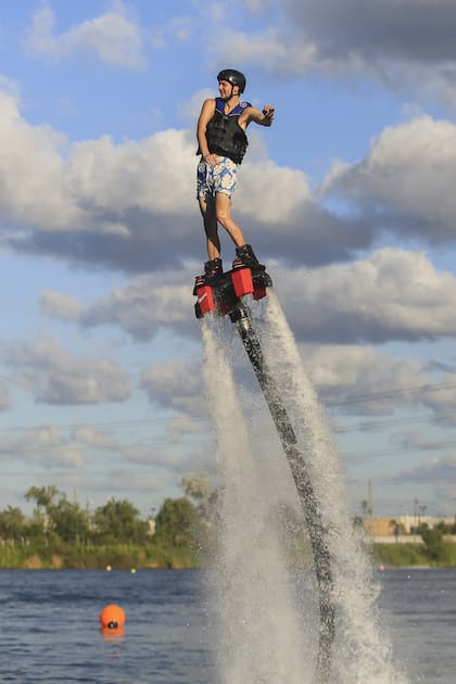 Un vuelo de autismo de flyboard, el deporte  que propone "volar" sobre el agua