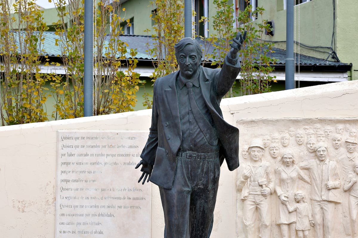 Río Gallegos. Escultura del fallecido expresidente Néstor Kirchner, que fue vandalizada y le falta un dedo de la mano derecha