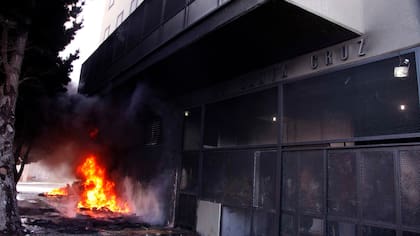 Río Gallegos: protestas, desalojo y una herida frente a la Legislatura antes de la última sesión del año