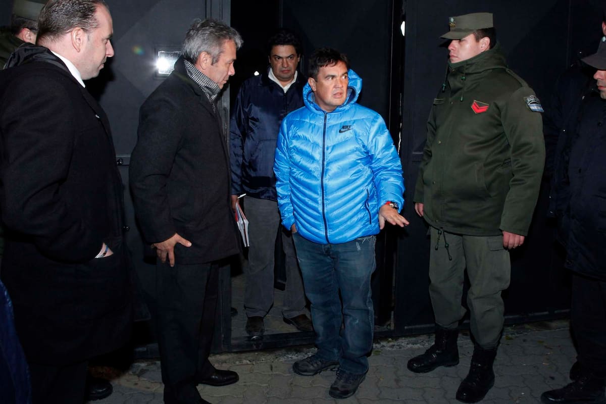 RIO GALLEGOS. SANTA CRUZ. EL JUEZ MARIJUAN HACE DECLARACIONES EN LA PUERTA DE LA CHACRA DE LAZARO BAEZ MIENTRAS ES ALLANADA.