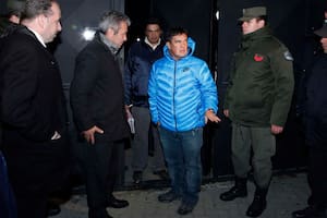 RIO GALLEGOS. SANTA CRUZ. EL JUEZ MARIJUAN HACE DECLARACIONES EN LA PUERTA DE LA CHACRA DE LAZARO BAEZ MIENTRAS ES ALLANADA.