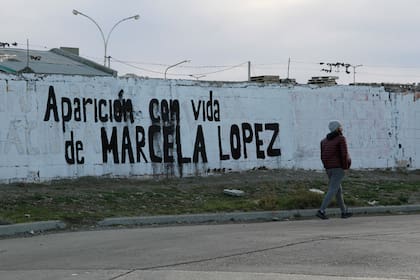 Río Gallegos. Santa Cruz.
Un muro en la calle Mariano Moreno de esta ciudad, donde se lee Aparición con vida de Marcela López, desaparecida hace un año.