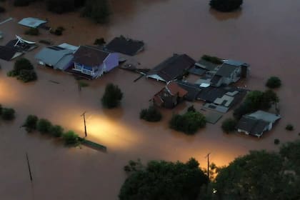 Buena parte de Rio Grande do Sul padece severas inundaciones tras los excesos de lluvias que hoy también ponen en riesgo el cierre de la cosecha de soja de Brasil