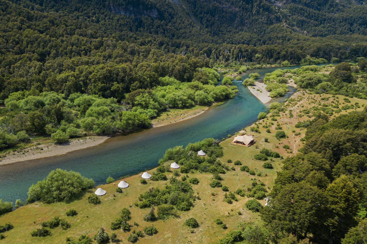 Río Manso Camp, con carpas africanas y servicio todo incluido, es una de las propuestas a todo lujo para disfrutar la naturaleza