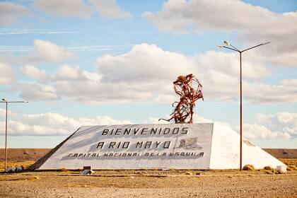 Río Mayo, Chubut. Bien al sur de la provincia, esta localidad celebra en enero la Fiesta Nacional de la Esquila y lo recuerda en este monumento al esquilador, obra con metales de descarte realizada por el artista Jeremías Salgado.