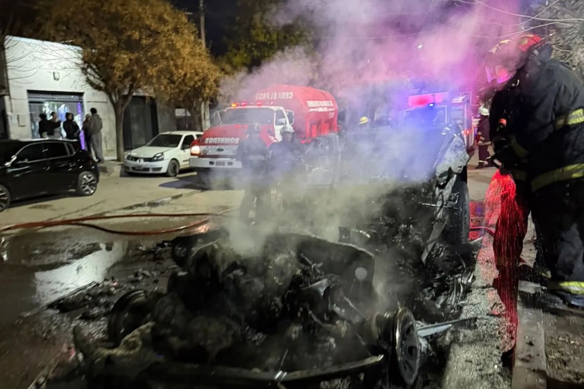 Río Negro: un hombre encapuchado prendió fuego una camioneta que perteneció a un exjugador de Boca
