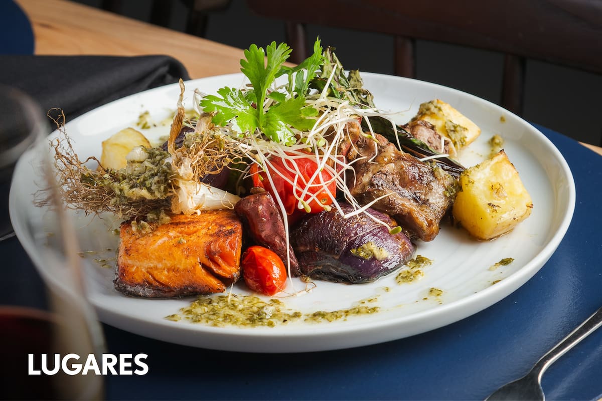 Río y sierra, inspirado en el plato inglés "surf and turf", reversionado con ingredientes locales en Bontá: trucha y cordero, verduras grilladas, todo unificados con una salsita gremolata.