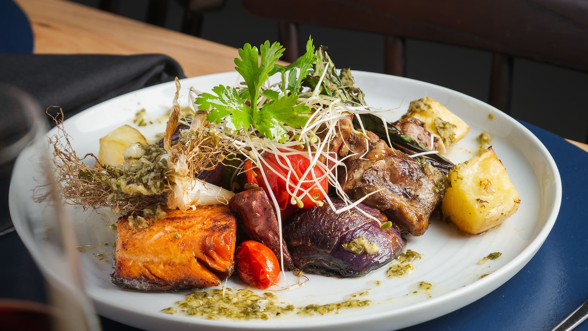 Río y sierra, inspirado en el plato inglés "surf and turf", reversionado con ingredientes locales en Bontá: trucha y cordero, verduras grilladas, todo unificados con una salsita gremolata.