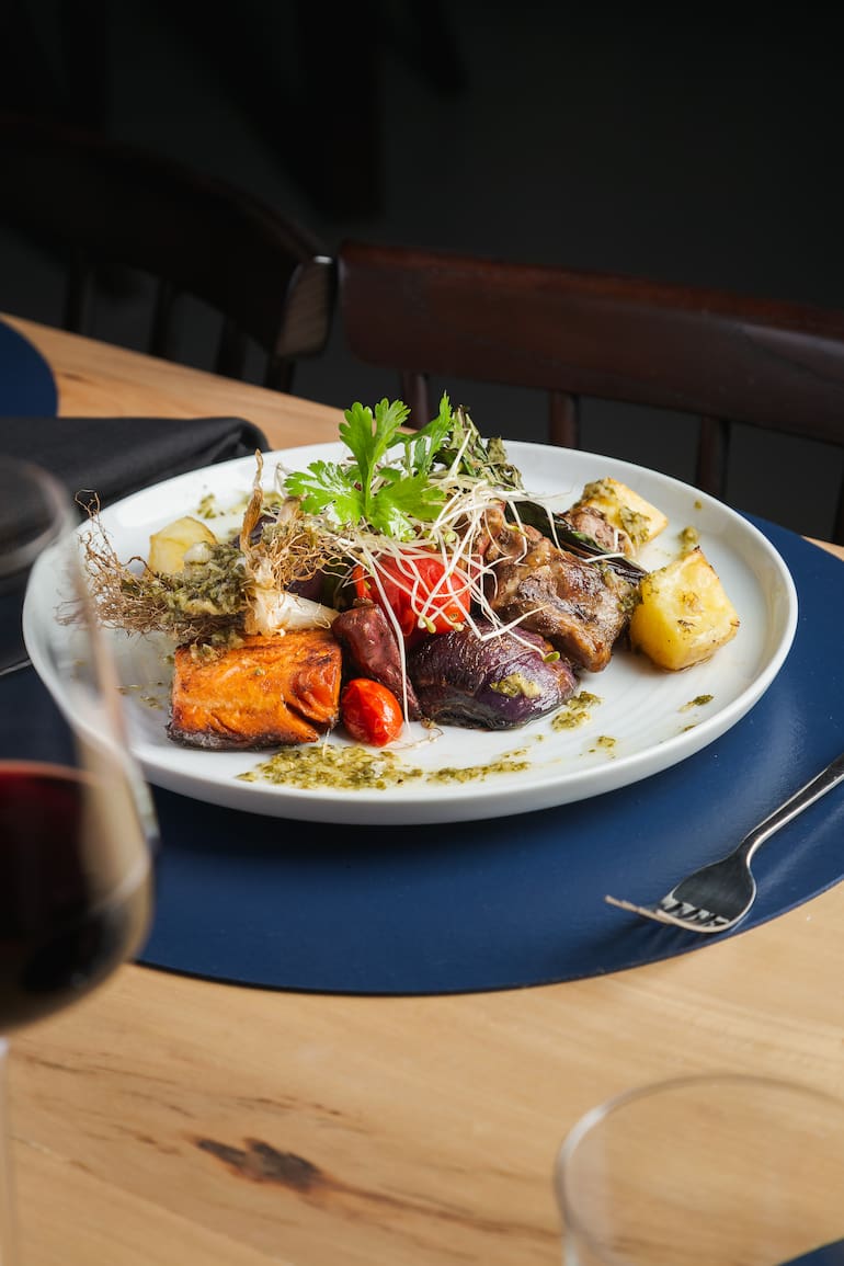 Río y sierra, inspirado en el plato inglés "surf and turf", reversionado con ingredientes locales en Bontá: trucha y cordero, verduras grilladas, todo unificados con una salsita gremolata.