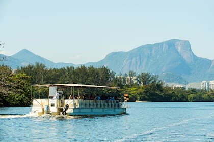 Una balsa sobre la Laguna Marapendi.