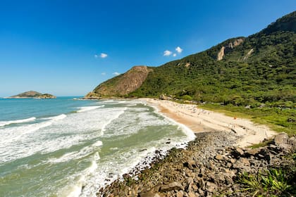 Prainha es una de las elegidas de este litoral: puede estar bastante concurrida los fines de semana, pero durante la semana se disfruta en soledad y es la favorita de los surfers.
