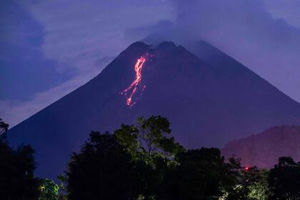 Ríos de lava de desplazan por el volcán Merapi en una fotografía sacada el lunes pasado
