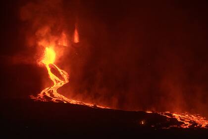 Ríos de lava salen de un volcán en la isla de La Palma, en Islas Canarias, en la madrugada del 28 de septiembre de 2021. (AP Foto/Saúl Santos)