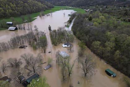 Ríos desbordados inundan pueblos en el sur de EEUU tras días de intensas lluvias