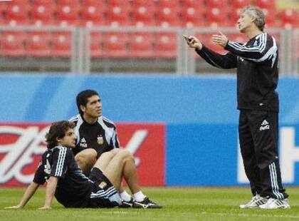 Habla Pekerman y escuchan dos de sus alumnos preferidos: Aimar y Juan Román Riquelme