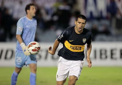 Riquelme ante Nacional, en la Libertadores 2013; Boca vestirá igual 10 años después