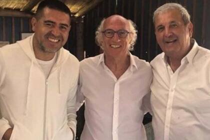 Riquelme, Bianchi y el periodista Chiche Almozny, durante la fiesta de cumpleaños del DT y Margarita, su esposa