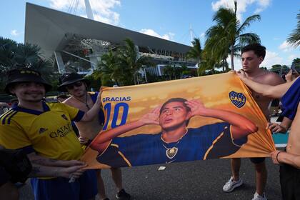 Riquelme disuelve consejo de asesores en Boca Juniors para aplacar ira de los hinchas
