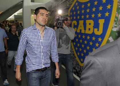 Riquelme empezó las negociaciones con Tevez para renovarle el contrato que vencerá en pocos días