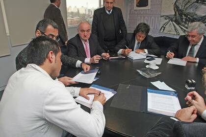 Riquelme, en 2010, firma su contrato con Boca