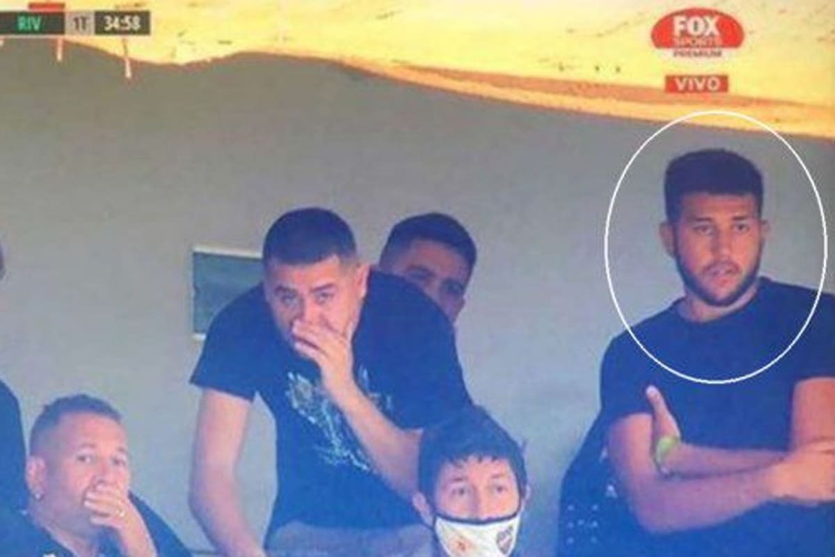 Riquelme, en un palco de la Bombonera. A la derecha de la imagen, su hijo Agustín.