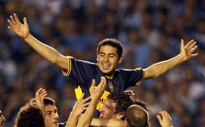 Román Riquelme en andas tras su golazo a Grêmio, de Brasil, en la final de la Copa Libertadores 2007, en Porto Alegre.