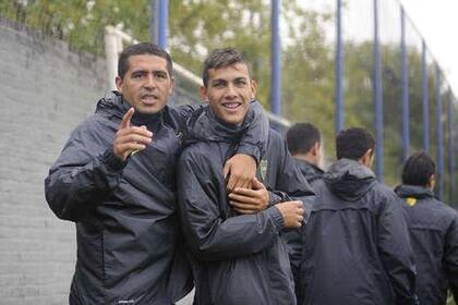 Román Riquelme y Paredes, juntos como compañeros en Boca, más de una década atrás; el hoy presidente y el volante de 31 años tienen una muy buena relación.