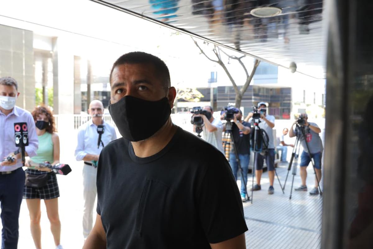 Riquelme ingresa en la reunión de la Liga Profesional de futbol hoy en Puerto Madero