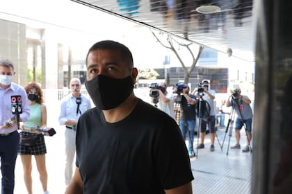 Riquelme ingresa en la reunión de la Liga Profesional de futbol hoy en Puerto Madero