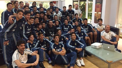 Riquelme invitado por Aimar para hablarle a los chicos del Sub 17