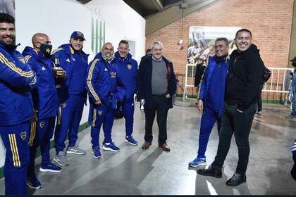 Riquelme, junto con el presidente de Boca, Jorge Ameal, e integrantes de los cuerpos técnicos de las inferiores