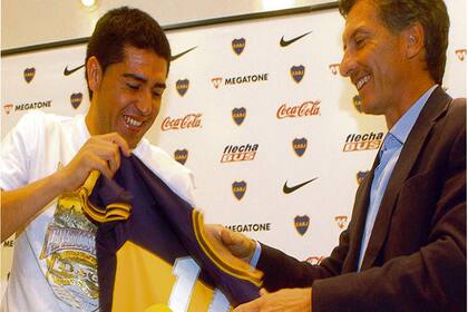 Otros tiempos: Riquelme y Macri, cuando pudieron concretar el regreso del 10 a Boca en 2007; hoy tienen una relación irreconciliable