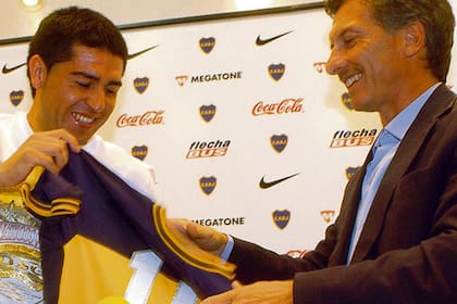 Riquelme, Macri y la camiseta de Boca; ni siquiera falta el Topo Gigio; los xeneizes ya tienen la figura soñada