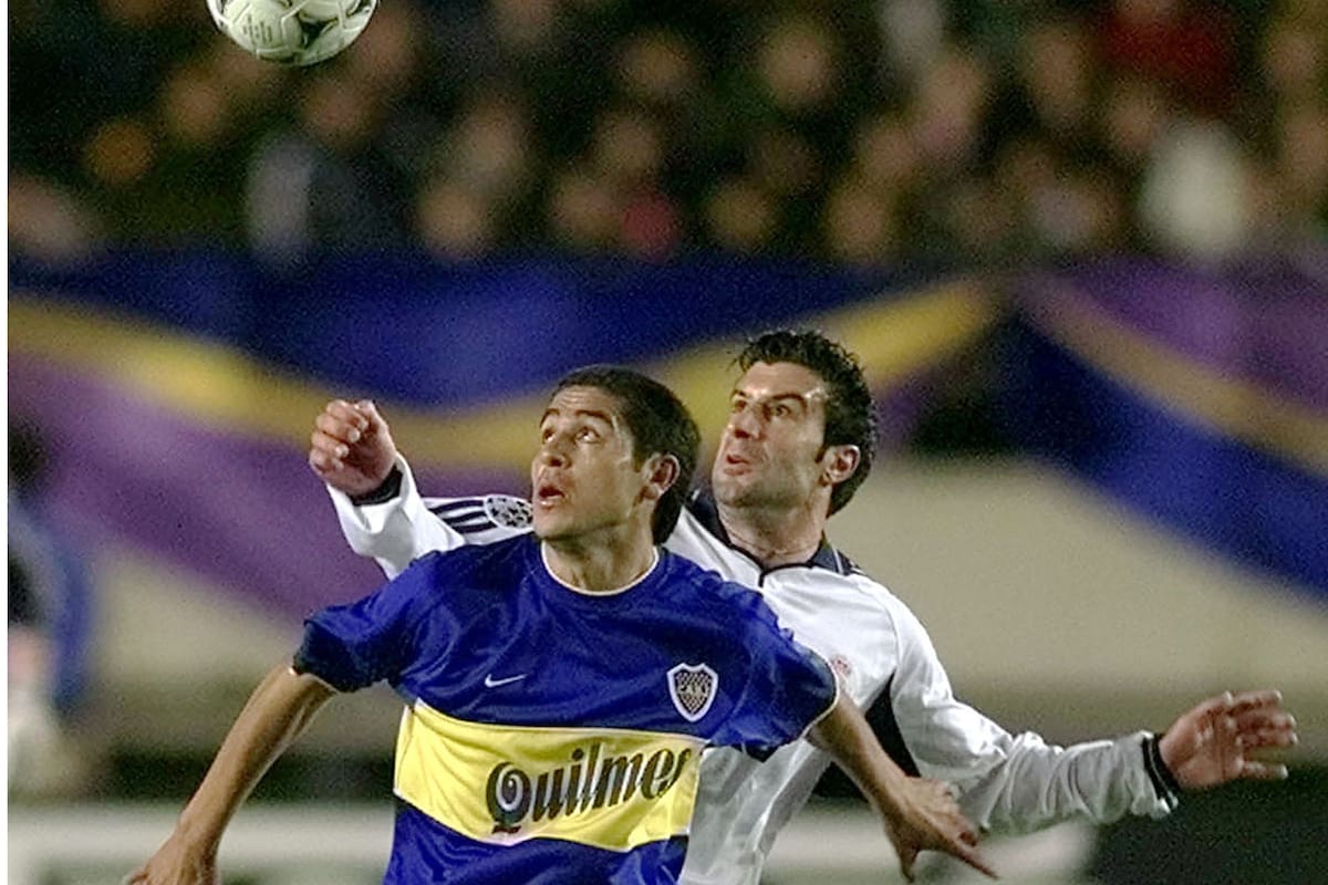 Riquelme, marcado por Figo, en la histórica final que Boca le ganó a Real Madrid en 2001