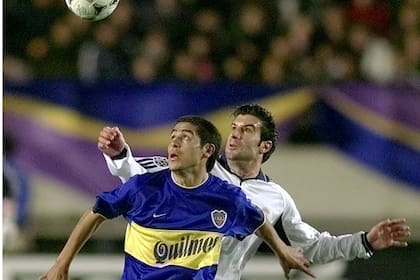 Riquelme, marcado por Figo, en la histórica final que Boca le ganó a Real Madrid en 2001