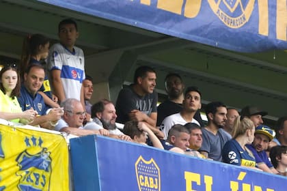 Riquelme observa el partido en una platea de la Bombonera