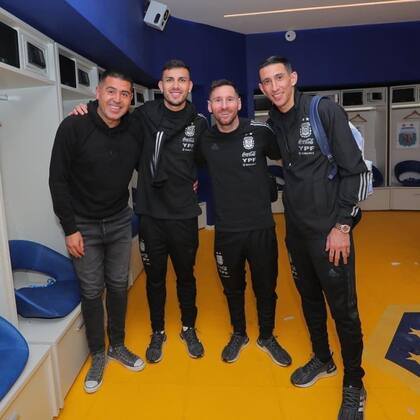 Riquelme posa con Leandro Paredes, Lionel Messi y Ángel Di María; todos dirán presente el domingo en la Bombonera