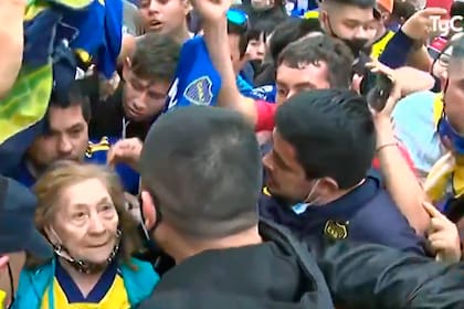 Riquelme se conmovió con una mujer que le pidió un autógrafo, la alzó y la llevó de su lado de las vallas de seguridad y le firmó la camiseta