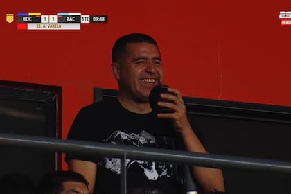 Riquelme se ríe en un palco del estadio de San Luis ante la expulsión de Varela