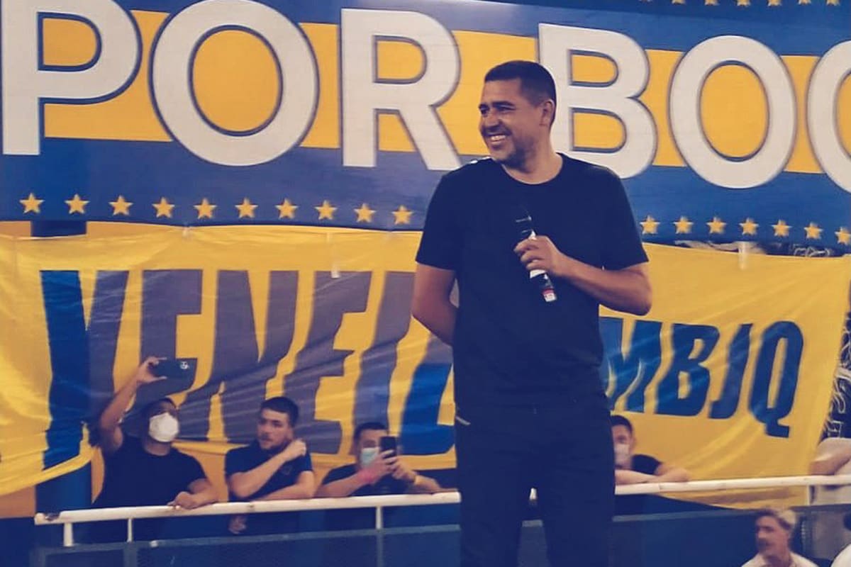 Riquelme sorprendió al aparecer en la fiesta de los socios de Boca, en la Bombonera (@PlanetaBoca)