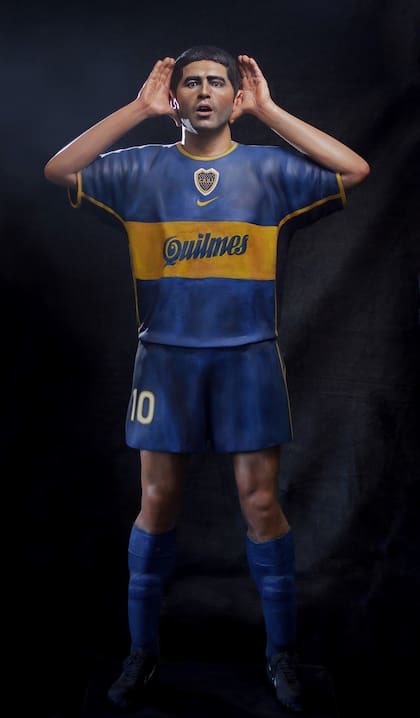 Riquelme y su "Topo Gigio", inmortalizado en una escultura de Fernando Pugliese