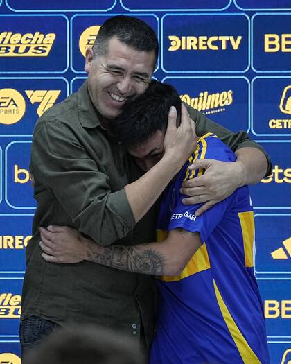 Riquelme y su gesto paternal con Velasco el día de su presentación en Boca.